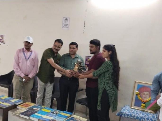 On the occasion of Babasaheb Ambedkar's birth anniversary, resolution of 18 hours study in Ulhasnagar Municipal College | बाबासाहेब आंबेडकर यांच्या जयंती निमित्त उल्हासनगर महापालिका अभ्यासिकेत १८ तास अभ्यासाचा संकल्प On the occasion of Babasaheb Ambedkar's birth anniversary, resolution of 18 hours study in Ulhasnagar Municipal College | बाबासाहेब आंबेडकर यांच्या जयंती निमित्त उल्हासनगर महापालिका अभ्यासिकेत १८ तास अभ्यासाचा संकल्प