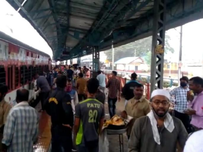 Heavy rains also affected railway traffic in Igatpuri | मुसळधार पावसामुळे इगतपुरीत रेल्वेच्या वाहतुकीवरही परिणाम Heavy rains also affected railway traffic in Igatpuri | मुसळधार पावसामुळे इगतपुरीत रेल्वेच्या वाहतुकीवरही परिणाम