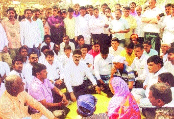 ... but do not leave the farmers on the other side | ...पण शेतक-यांना वा-यावर सोडू नका ... but do not leave the farmers on the other side | ...पण शेतक-यांना वा-यावर सोडू नका