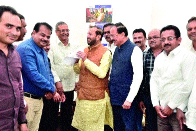 Let's get through the question of plastic association | प्लॅस्टिक असोसिएशनचा प्रश्न मार्गी लावू Let's get through the question of plastic association | प्लॅस्टिक असोसिएशनचा प्रश्न मार्गी लावू