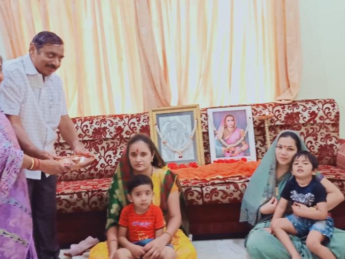 The mother-in-law's daughter-in-law and the husband's wife | सासुचे सूनेने तर पतीने पत्नीचे केले औक्षण