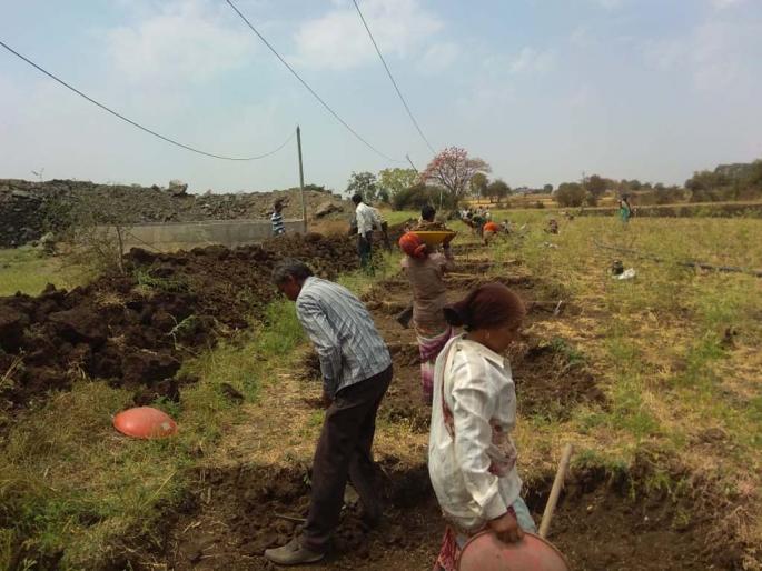 In Jafarabad taluka, the villagers came to the village 'Phydar' | जाफराबाद तालुक्यात गावे ‘पाणीदार’साठी ग्रामस्थ सरसावले In Jafarabad taluka, the villagers came to the village 'Phydar' | जाफराबाद तालुक्यात गावे ‘पाणीदार’साठी ग्रामस्थ सरसावले