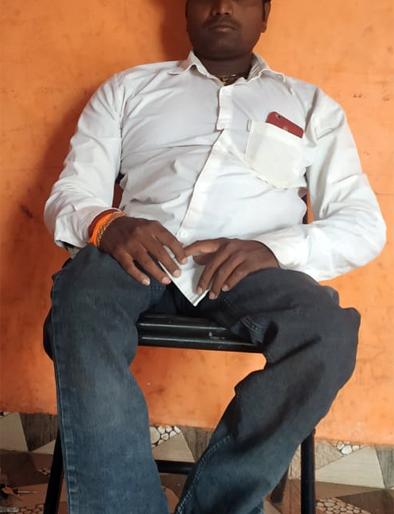 Turning on Divya Gita, he started the business of mobile | दिव्यांगत्वावर मात करीत त्याने सुरु केला मोबाईलचा व्यवसाय Turning on Divya Gita, he started the business of mobile | दिव्यांगत्वावर मात करीत त्याने सुरु केला मोबाईलचा व्यवसाय