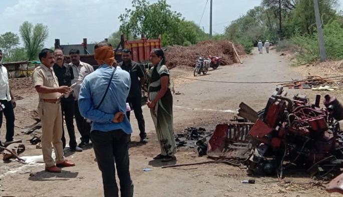 One killed in Blasting tractor explosion | ब्लास्टिंग ट्रॅक्टरच्या स्फोटात एक ठार
