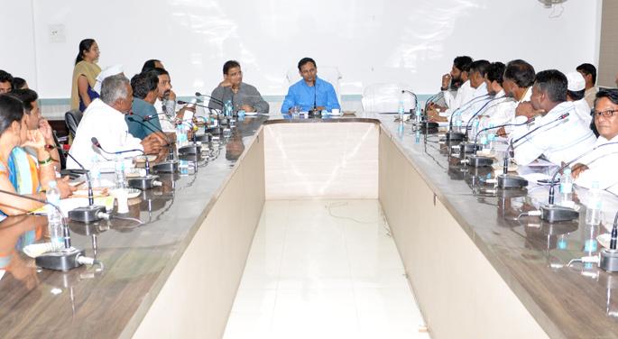 Provide facilities for minorities | अल्पसंख्याकांसाठी सुविधा उपलब्ध करून द्या Provide facilities for minorities | अल्पसंख्याकांसाठी सुविधा उपलब्ध करून द्या