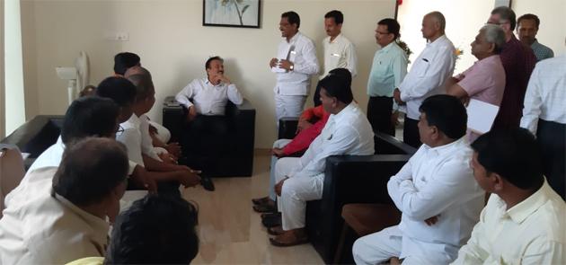 Congregate the dignitaries of the delegation | शिष्टमंडळाचे महाजनांना साकडे Congregate the dignitaries of the delegation | शिष्टमंडळाचे महाजनांना साकडे