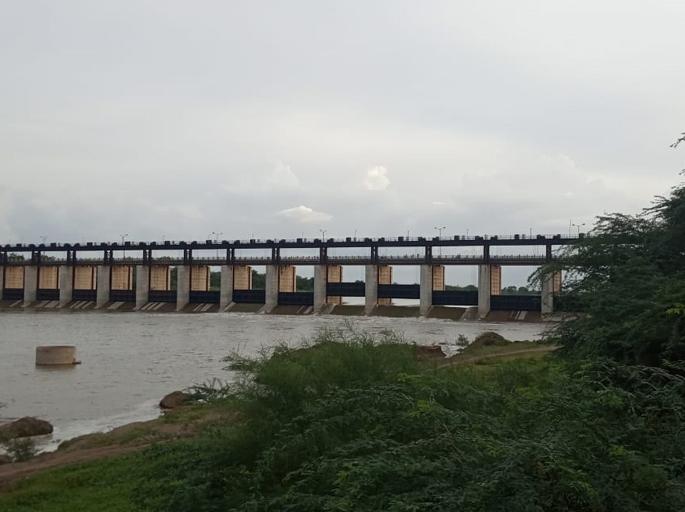 From the Jogladevi Dam, water flowed in the direction of Mars | जोगलादेवी बंधाऱ्यातून पाणी झेपावले मंगरूळच्या दिशेने