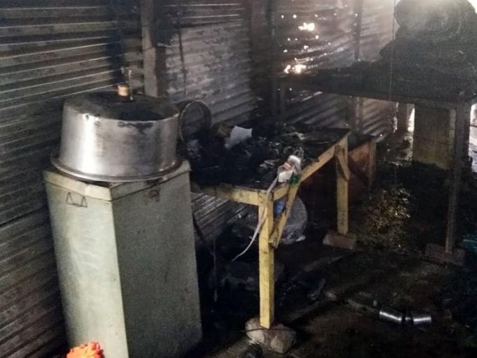 Death of a woman in a fire caused by a short-circuit fire | शॉर्टसर्किटमुळे लागलेल्या आगीत महिलेचा मृत्यू Death of a woman in a fire caused by a short-circuit fire | शॉर्टसर्किटमुळे लागलेल्या आगीत महिलेचा मृत्यू