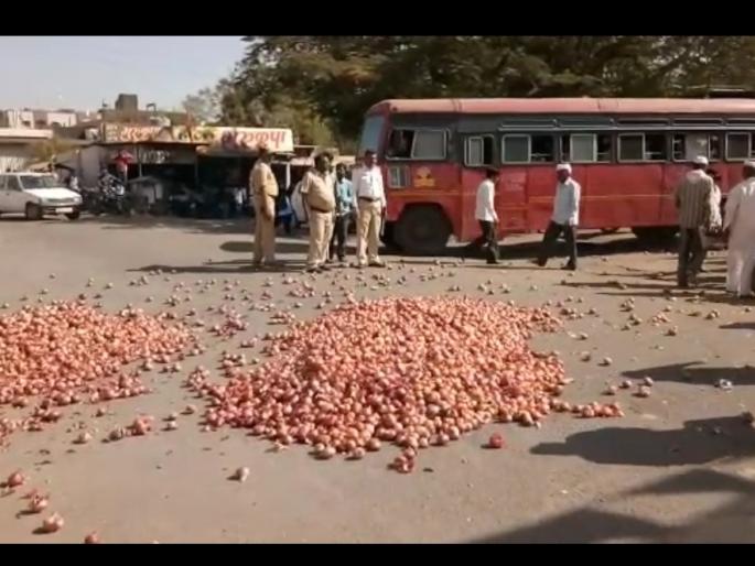Onion mud on the streets | कळवणला रस्त्यावर कांद्याचा चिखल