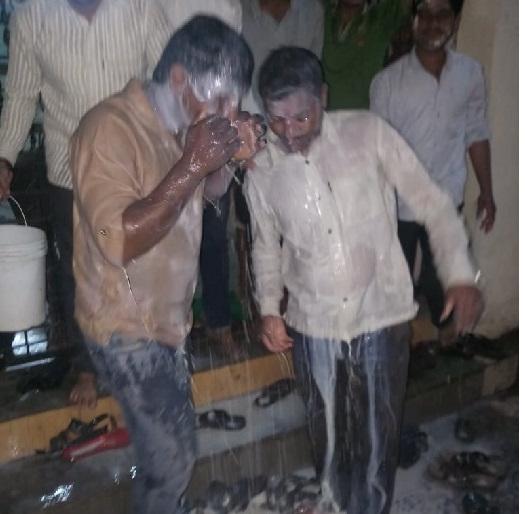 Milk Supply Youth's milk milk bath, keeping the tone of agitation | Milk Supply मंदिरात युवकांनी केली दुधाने अंघोळ, आंदोलनाची धग कायम