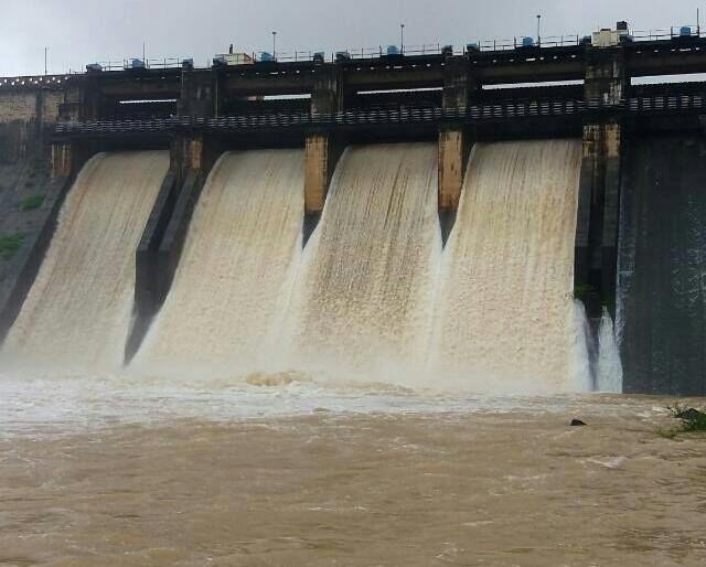 Increase in dam water | धरणांच्या पाणीसाठ्यात वाढ Increase in dam water | धरणांच्या पाणीसाठ्यात वाढ