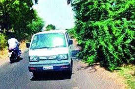 The road from Nirhale to Khambale is covered with thorny bushes | निर्हाळे ते खंबाळे रस्ता काटेरी झुडप्याच्या विळख्यात The road from Nirhale to Khambale is covered with thorny bushes | निर्हाळे ते खंबाळे रस्ता काटेरी झुडप्याच्या विळख्यात