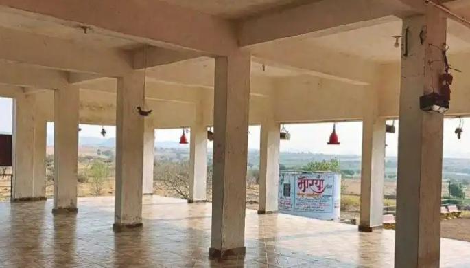 Food and water facilities in the temple area to quench the thirst and hunger of the birds | पक्ष्यांची तहान-भूक भागवण्यासाठी मंदिर परिसरात अन्न-पाण्याची सोय Food and water facilities in the temple area to quench the thirst and hunger of the birds | पक्ष्यांची तहान-भूक भागवण्यासाठी मंदिर परिसरात अन्न-पाण्याची सोय