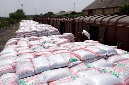 Four lakh metric tons of fertilizer stock in the department | विभागात चार लाख मेट्रिक टन खतांचा साठा Four lakh metric tons of fertilizer stock in the department | विभागात चार लाख मेट्रिक टन खतांचा साठा