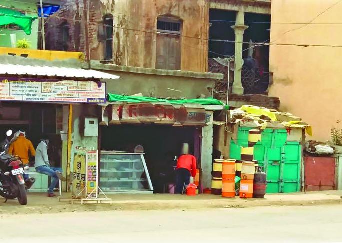 Sting Operation: Hotels in Khamgon not follows lockdown rules | Sting Operation : हॉटेलमध्ये नियम धाब्यावर! Sting Operation: Hotels in Khamgon not follows lockdown rules | Sting Operation : हॉटेलमध्ये नियम धाब्यावर!