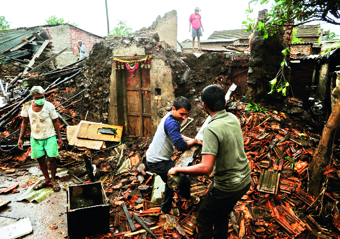 Vallivekar's together; Overcome Mahapura | वळिवडेकरांची एक साथ; महापुरावर मात Vallivekar's together; Overcome Mahapura | वळिवडेकरांची एक साथ; महापुरावर मात