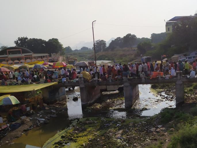  Increased difficulty due to narrow bridge over Kolti river | कोलती नदीवरील अरुंद पुलामुळे अडचणीत वाढ