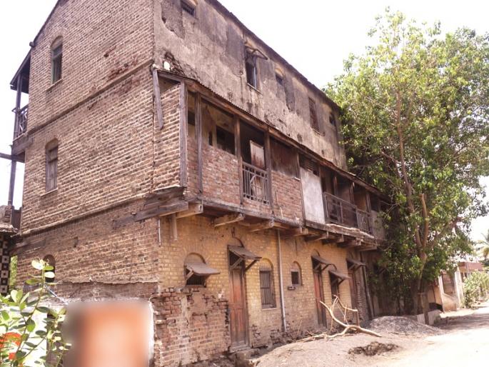 38 buildings collapsed in Kopargaon; Chance of an accident in the rainy season | कोपरगावात ३८ इमारती आल्या मोडकळीस; पावसाळ्यात दुर्घटनेची शक्यता 38 buildings collapsed in Kopargaon; Chance of an accident in the rainy season | कोपरगावात ३८ इमारती आल्या मोडकळीस; पावसाळ्यात दुर्घटनेची शक्यता