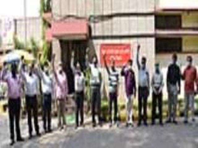 Employees and officers of Life Insurance Corporation strike | आयुर्विमा महामंडळातील कर्मचारी, अधिकाऱ्यांचा संप Employees and officers of Life Insurance Corporation strike | आयुर्विमा महामंडळातील कर्मचारी, अधिकाऱ्यांचा संप