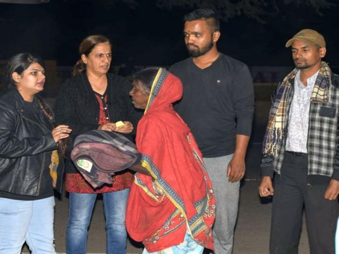 The bitter of the poor; 500 Blankets, 80 Dockyard Allocation | गोरगरीबांना मायेची ऊब; ५००ब्लॅँकेट, ८० गोधड्या वाटप The bitter of the poor; 500 Blankets, 80 Dockyard Allocation | गोरगरीबांना मायेची ऊब; ५००ब्लॅँकेट, ८० गोधड्या वाटप