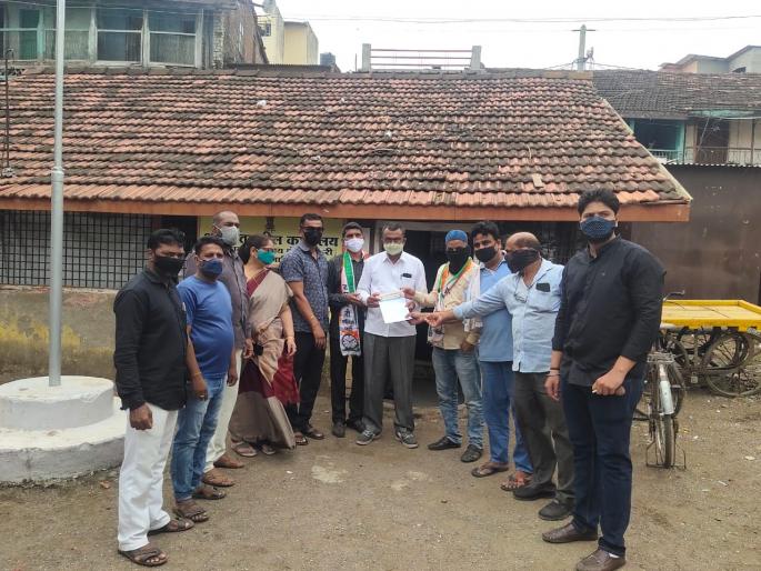 Statement of NCP Youth Congress against fuel price hike to the government | इंधन दरवाढी विरोधात राष्ट्रवादी युवक काँग्रेसचे शासनाला निवेदन Statement of NCP Youth Congress against fuel price hike to the government | इंधन दरवाढी विरोधात राष्ट्रवादी युवक काँग्रेसचे शासनाला निवेदन