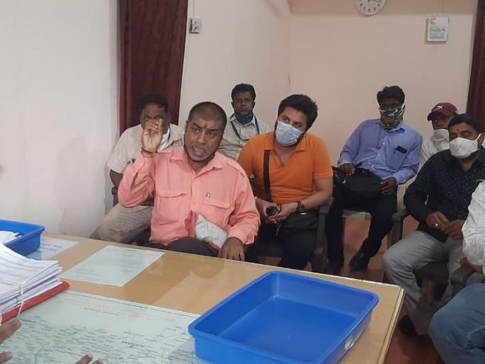 Manmadkar suffers from power outage | खंडित वीजपुरवठ्याने मनमाडकर त्रस्त