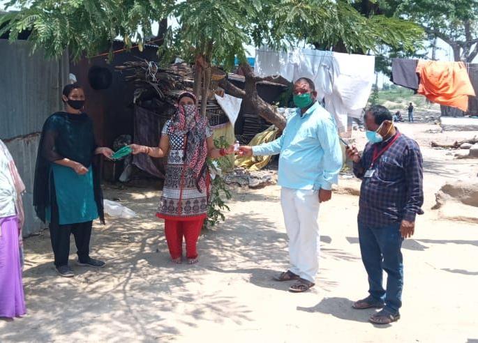 Distribution of sanitizer, mask to Manori villagers | मनोरीत ग्रामस्थांना सँनिटायझर, मास्कचे वाटप Distribution of sanitizer, mask to Manori villagers | मनोरीत ग्रामस्थांना सँनिटायझर, मास्कचे वाटप