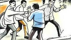 The driver was beaten by a fighter | कारचालकास फायटरने मारहाण The driver was beaten by a fighter | कारचालकास फायटरने मारहाण
