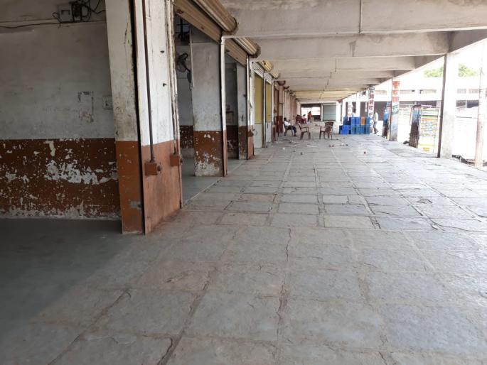 Corona reduced arrivals to the Market Committee | कोरोनामुळे बाजार समितीत आवक घटली