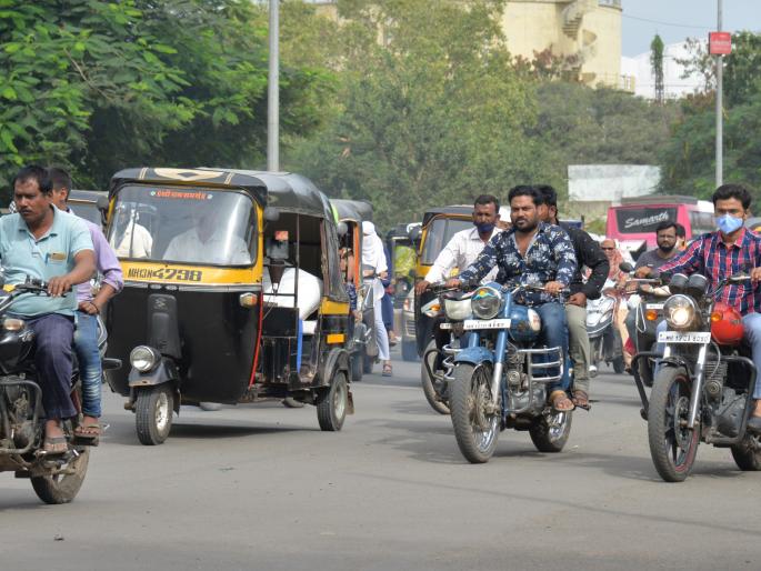 Without a mask, he said, you have to spit like Rao, she also said, I didn't get a matching mask. | विनामास्क तो म्हणाला, सारखं थुंकावं लागतं राव, तिनंही सांगितलं, मॅचिंगचा मास्क मिळालाच नाही