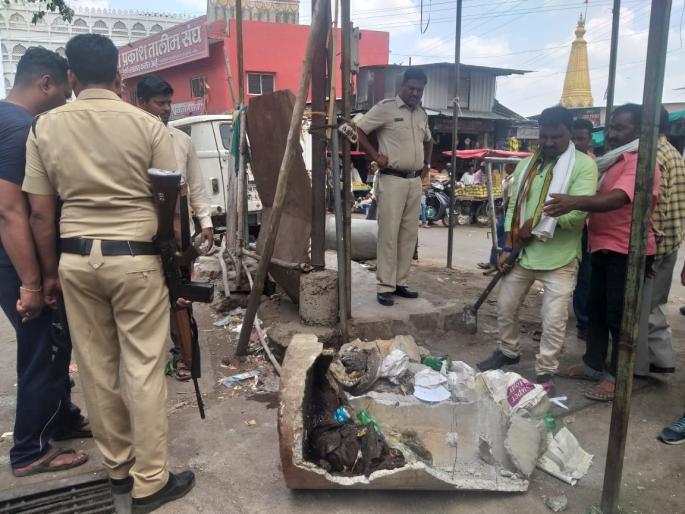 The encroachment was removed | अतिक्रमित चौकी हटविली