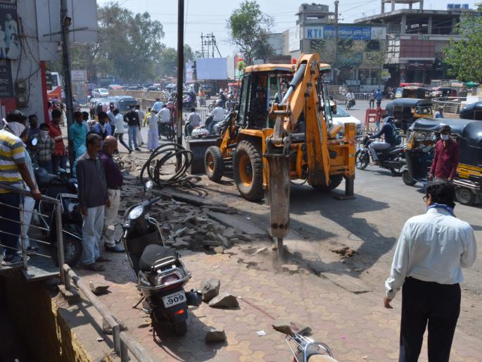 Three encroachments on Malegaon Camp Road destroyed by the Corporation | मालेगाव कॅम्प रस्त्यावरील ५० अतिक्रमणे मनपाकडून उद्ध्वस्त Three encroachments on Malegaon Camp Road destroyed by the Corporation | मालेगाव कॅम्प रस्त्यावरील ५० अतिक्रमणे मनपाकडून उद्ध्वस्त
