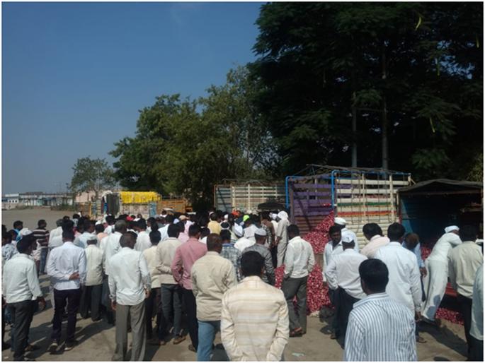 Start of buying red onion in Chandwad Bazar Samiti | चांदवड बाजार समितीत लाल कांद्याच्या खरेदीस प्रारंभ