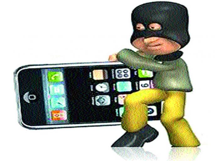 Two-wheeler suspects pulled two mobile phones | दुचाकीवरील संशयितांनी दोन मोबाइल खेचले  Two-wheeler suspects pulled two mobile phones | दुचाकीवरील संशयितांनी दोन मोबाइल खेचले