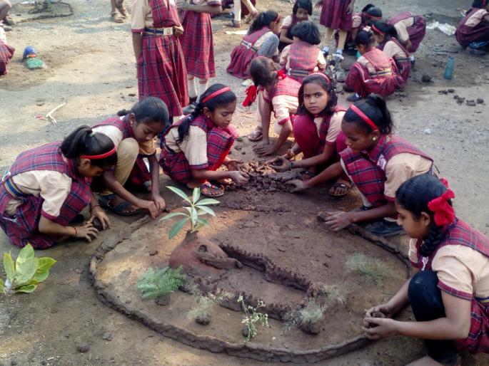 Dark fortresses were built by a handful of students | चिमुकल्या विद्यार्थ्यांनी बनविले गड-किल्ले