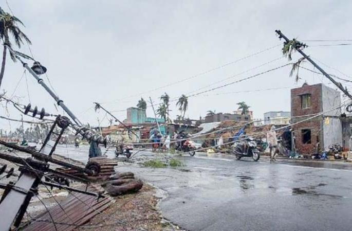 Heavy rains shut down 1798 transformers, more than a hundred feeders | जोराच्या पावसाने १७९८ ट्रान्स्फॉर्मर, शंभराहून अधिक फिडर पडले बंद Heavy rains shut down 1798 transformers, more than a hundred feeders | जोराच्या पावसाने १७९८ ट्रान्स्फॉर्मर, शंभराहून अधिक फिडर पडले बंद