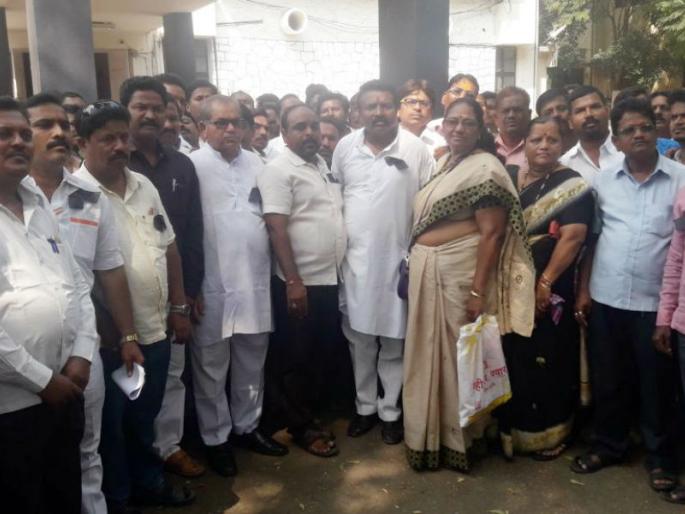 The movement of the Nawabik community in Solapur, the shocking slogan against the Chief Minister | सोलापूरात नाभिक समाजाचे आंदोलन, मुख्यमंत्र्यांच्या विरोधात जोरदार घोषणाबाजी