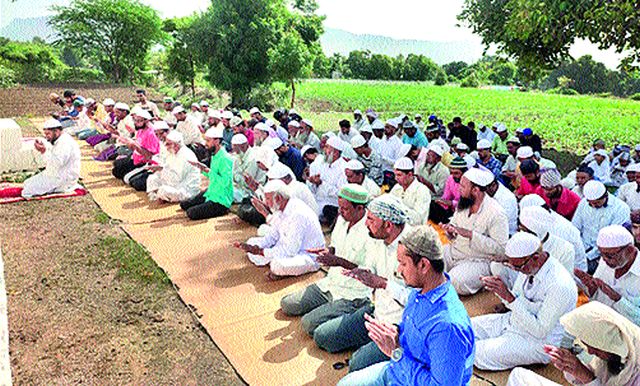 Due to sowing crisis, prayer for rain | दुबार पेरणीचे संकट, पावसासाठी प्रार्थना