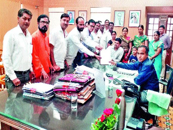 Disruption: Municipal Chief, Corporators take out District Collector's 'WAT' of development work in Nandgaon! | विस्कळीतपणा : नगराध्यक्ष, नगरसेवकांनी घेतली जिल्हाधिकाऱ्यांची भेट नांदगावला विकासकामांची ‘वाट’ !