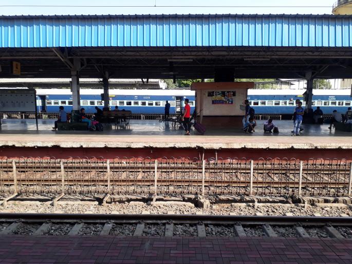 Railway service disrupted | रेल्वेसेवा विस्कळीत Railway service disrupted | रेल्वेसेवा विस्कळीत