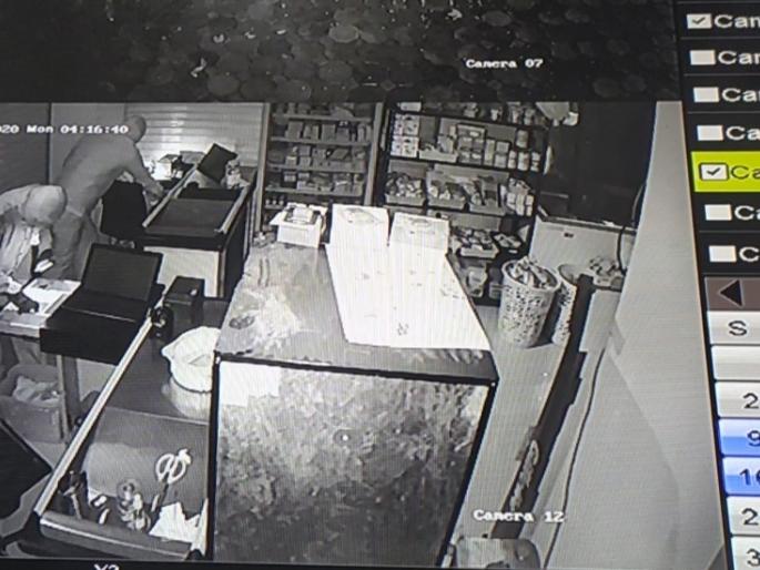 They came in PPE suit and took dried fruits | पीपीई सुट घालून आले अन् सुकामेवा घेऊन गेले They came in PPE suit and took dried fruits | पीपीई सुट घालून आले अन् सुकामेवा घेऊन गेले