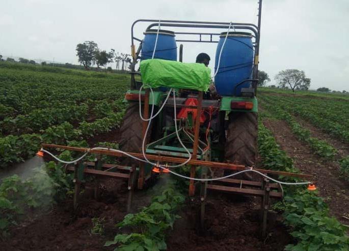 Simultaneous spraying of drugs and drugs | एकाचवेळी कोळपणी व औषध फवारणी
