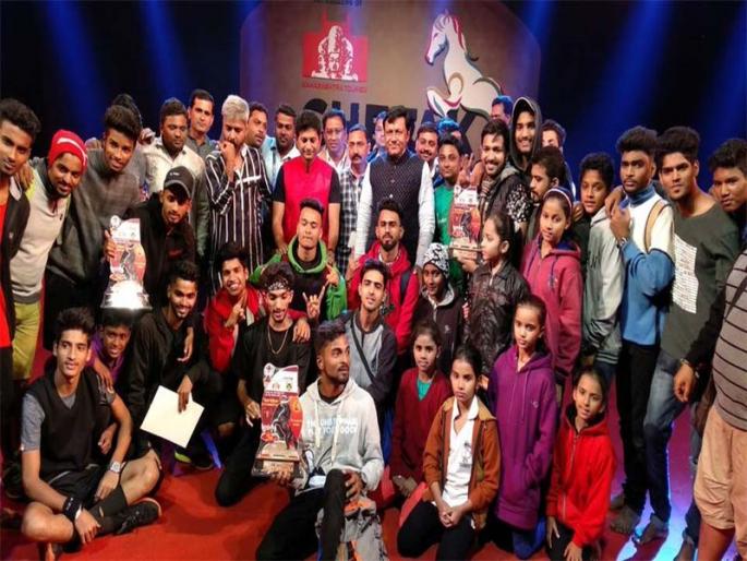 Mumbai's group stakes in dance competition at Chetak Festival | चेतक फेस्टिवलमध्ये नृत्य स्पर्धेत मुंबईच्या ग्रुपची बाजी Mumbai's group stakes in dance competition at Chetak Festival | चेतक फेस्टिवलमध्ये नृत्य स्पर्धेत मुंबईच्या ग्रुपची बाजी