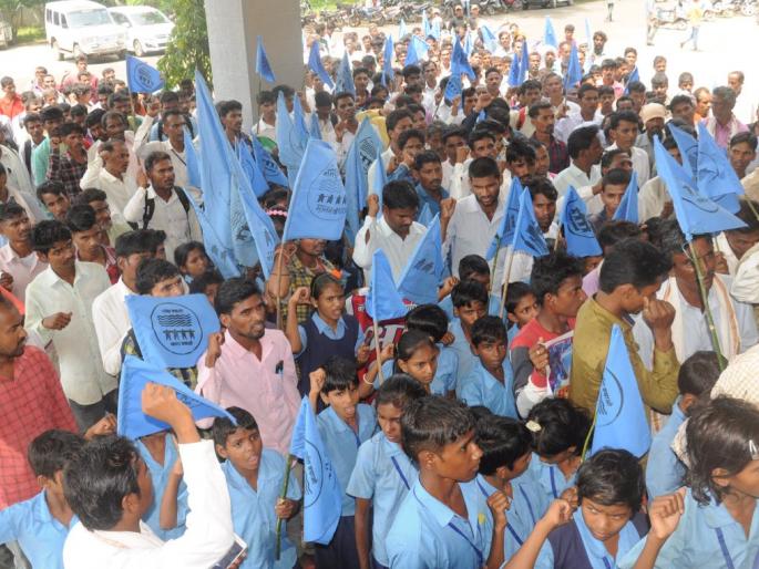 There were many families in the village under Budita | 33 गावातील अनेक कुटूंबे बुडीताखाली There were many families in the village under Budita | 33 गावातील अनेक कुटूंबे बुडीताखाली