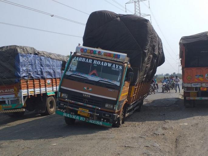 Vehicle damage due to pits | खड्ड्यांमुळे वाहनांचे होतेय नुकसान Vehicle damage due to pits | खड्ड्यांमुळे वाहनांचे होतेय नुकसान
