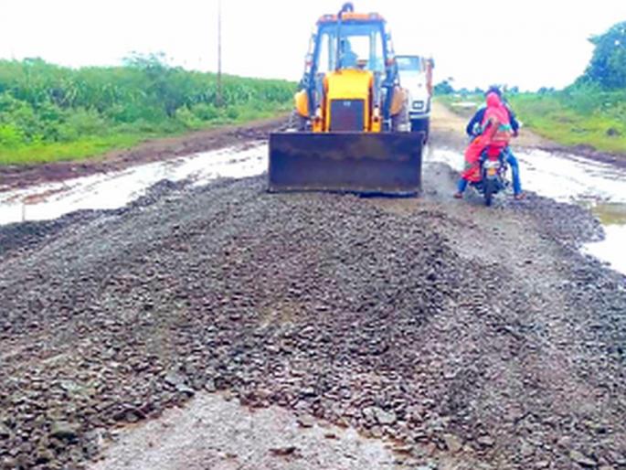 Korit Fata to Samsherpur factory road repair work started | कोरीट फाटा ते समशेरपूर कारखाना रस्त्याच्या दुरुस्तीचे काम सुरू