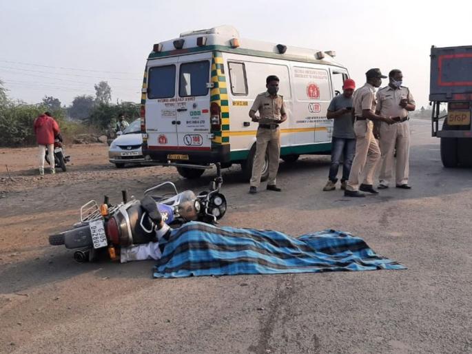 Motorcyclist killed in trawler collision | ट्राॅलाच्या धडकेत मोटारसायकलस्वार ठार Motorcyclist killed in trawler collision | ट्राॅलाच्या धडकेत मोटारसायकलस्वार ठार