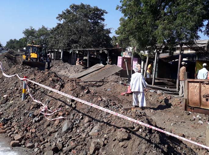 Opposition to the four-lane highways in the forgettaking highway | विसरवाडीत महामार्ग चौपदरीकरणास विरोध Opposition to the four-lane highways in the forgettaking highway | विसरवाडीत महामार्ग चौपदरीकरणास विरोध