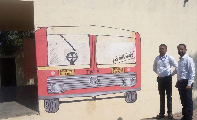 On the wall for the demand of the bus | बसच्या मागणीसाठी भिंतीवरच साकारली बस On the wall for the demand of the bus | बसच्या मागणीसाठी भिंतीवरच साकारली बस