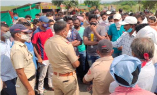 For smooth power supply, farmers block the road at Suli | सुरळीत वीजपुरवठ्यासाठी शेतकऱ्यांचा सुळी येथे रस्ता रोको For smooth power supply, farmers block the road at Suli | सुरळीत वीजपुरवठ्यासाठी शेतकऱ्यांचा सुळी येथे रस्ता रोको